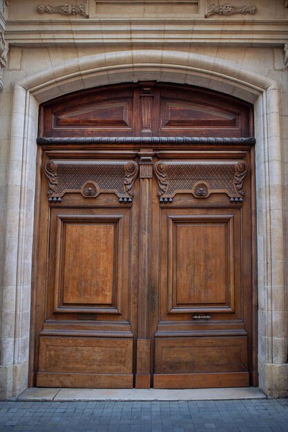 Puerta de madera con estilo en la ciudad