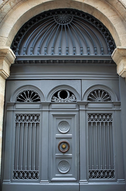 Puerta de madera gris de una mansión francesa