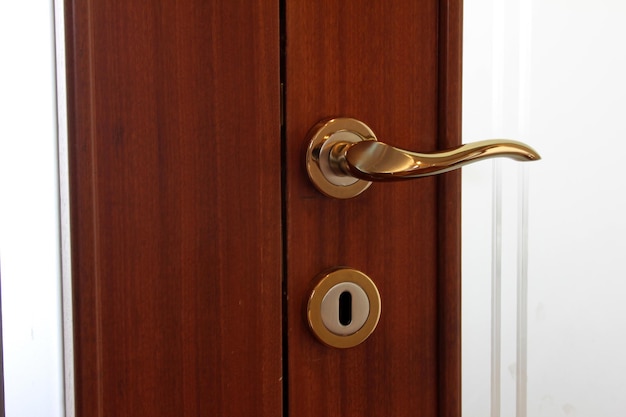 puerta de madera en la habitación