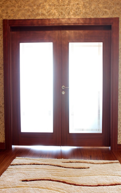 puerta de madera en la habitación