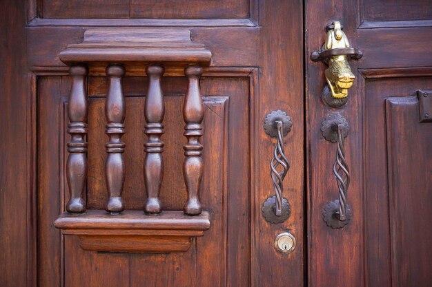 Foto una puerta de madera con un mango y un mango de latón.