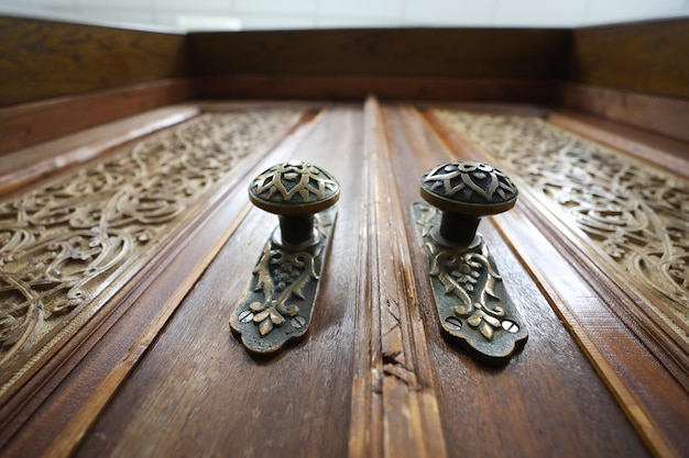 Una puerta de madera con un mango que dice 'la puerta'