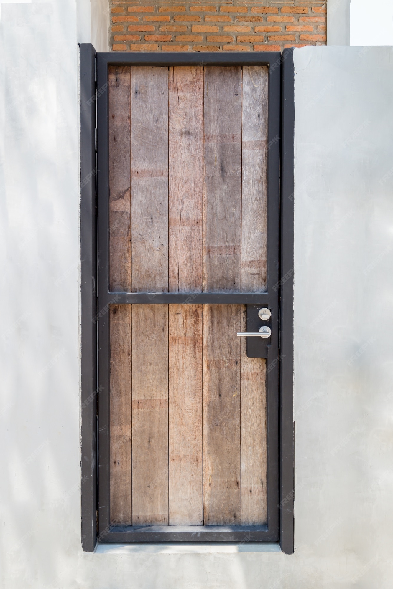 por no mencionar parásito Abierto Puerta de madera con marco de hierro en muro de hormigón | Foto Premium