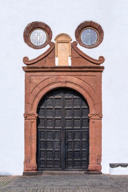 Puerta de madera con marco de piedra turismo rural