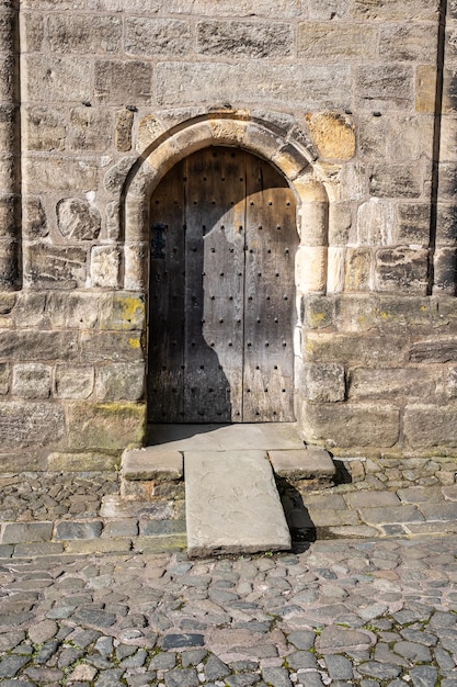 Foto puerta de madera medieval en un arco de piedra del castillo de stirling escocia