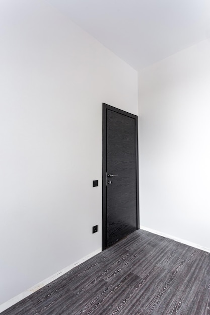 Puerta de madera negra en color oscuro para interiores modernos y apartamentos u oficina