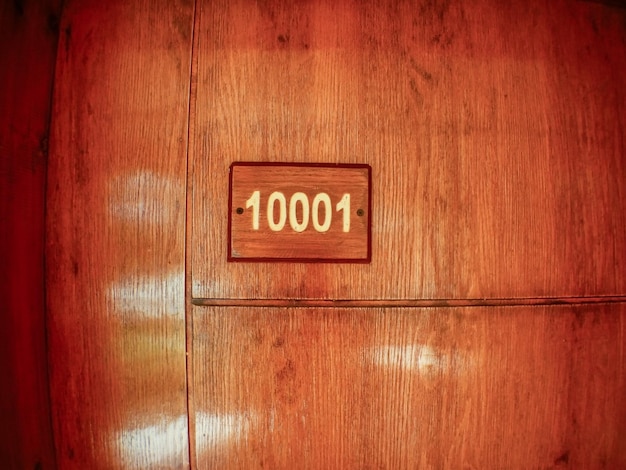 Puerta de madera con el número 10001 de vacaciones