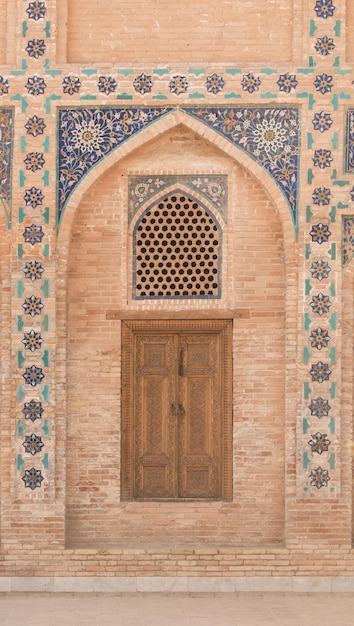 Puerta de madera con ornamentación y mosaicos asiáticos tradicionales antiguos