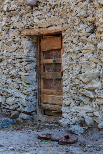 Foto puerta de madera y pared de piedra exterior de la casa tradicional aldea valle de hunza gilgitbaltistan pakistán