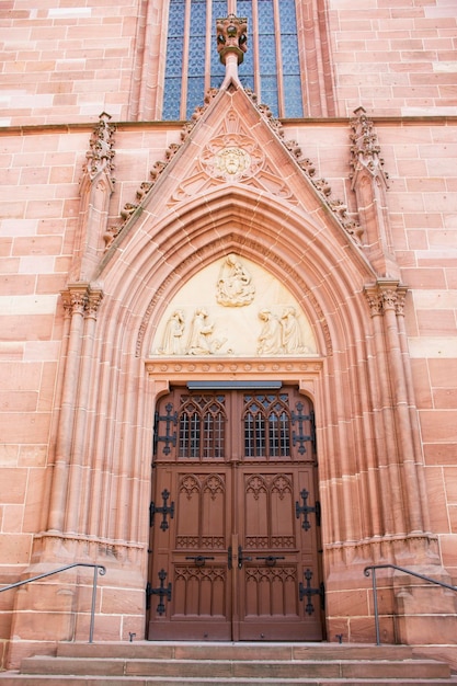 Puerta de madera para el pueblo alemán y la entrada de viajeros extranjeros en la iglesia de St Gallus para visitar y rezar en la ciudad de Ladenburg el 28 de agosto de 2017 en Badenwurttemberg Alemania