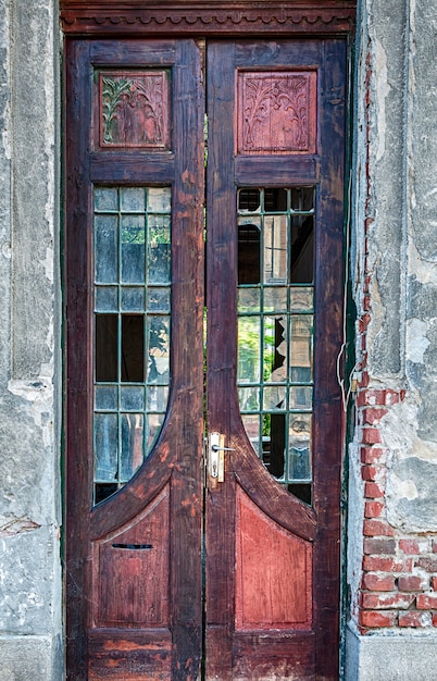 Puerta de madera resistida vintage. Vidrio roto. pared