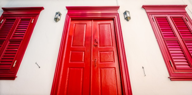 Foto la puerta de madera roja