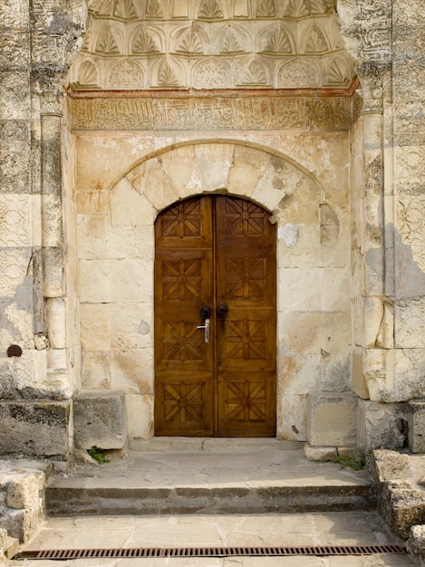 Foto puerta de madera tallada de la mezquita tartariana