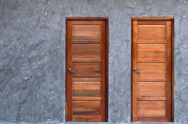 Puerta de madera en la textura de la pared de hormigón