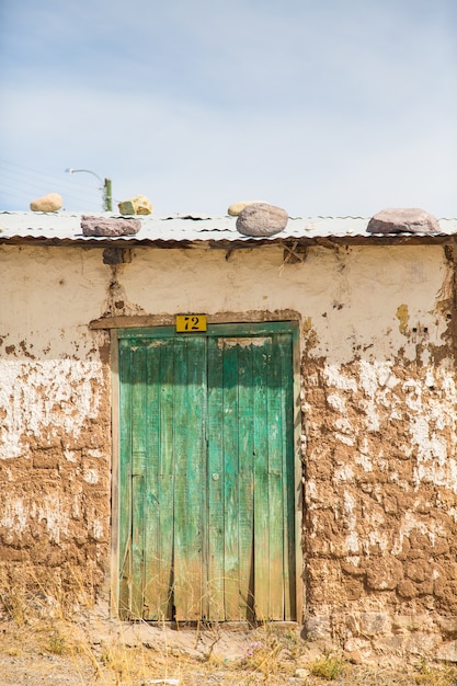 puerta de madera verde