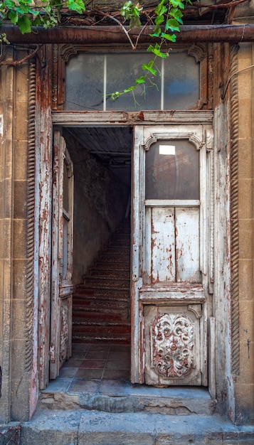 Puerta de madera vieja en las calles de la ciudad vieja