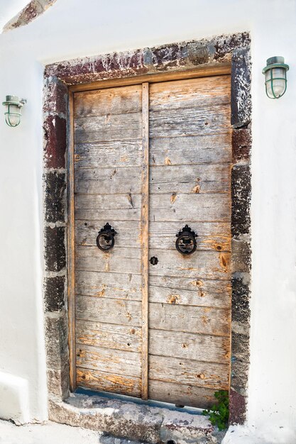 Puerta de madera vieja de la casa. Arquitectura nacional griega en la isla de Santorini