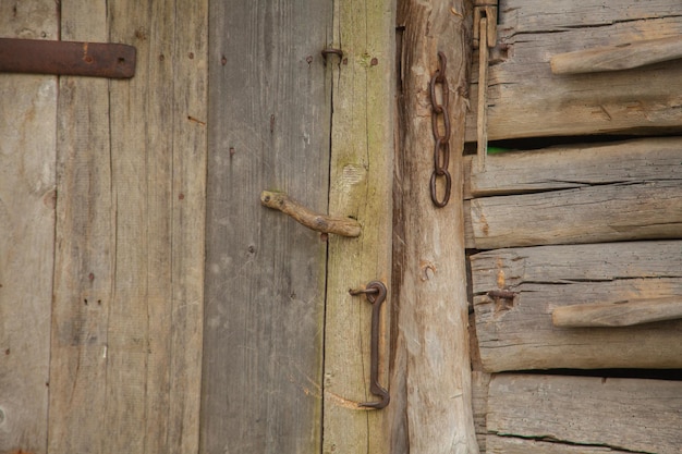 Puerta de madera vieja con cerradura foto horizontal