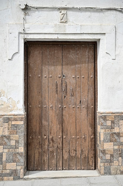 Una puerta de madera vieja y desgastada