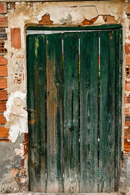 Una puerta de madera vieja y desgastada