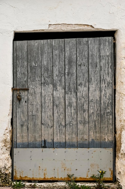 Una puerta de madera vieja y desgastada