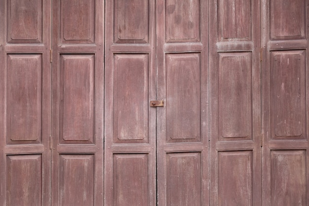 La puerta de madera vieja de la vendimia y se ha resistido.