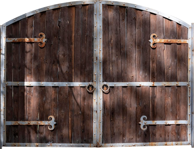 Puerta medieval de madera con detalles forjados sobre fondo blanco.