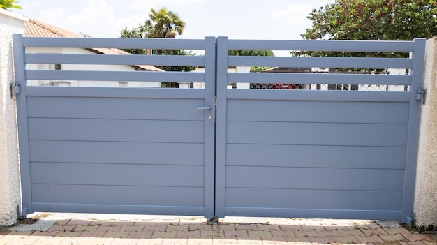 Puerta de metal gris acero gris aluminio de la entrada moderna de la casa suburbana