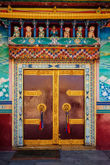 Puerta en monasterio budista.