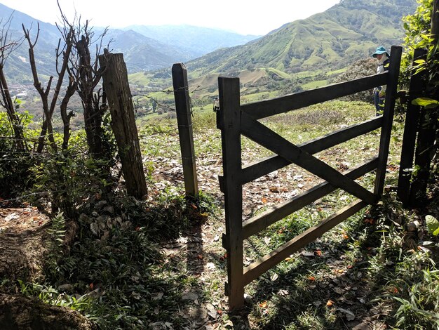 puerta en las montañas