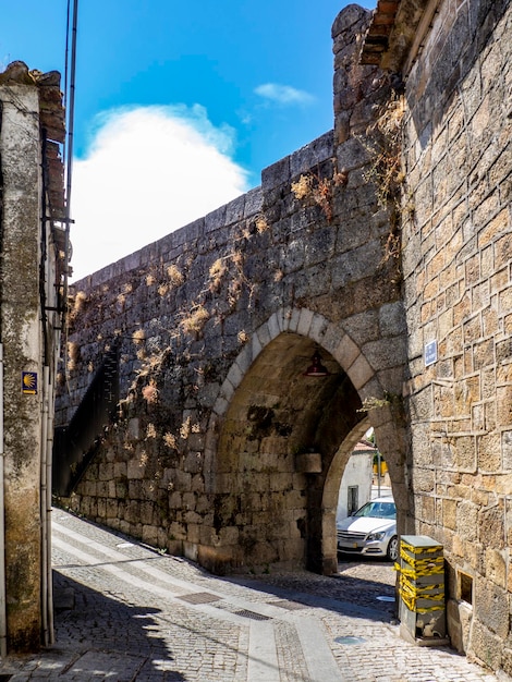 Puerta de la muralla de la ciudad de Porta d'el Rei de Guarda Portugal