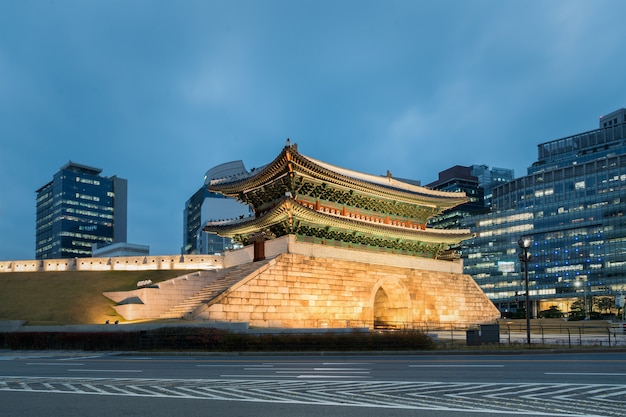 Puerta de Namdaemun en la noche en Seul, Corea del Sur.