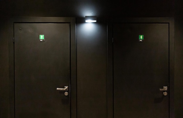 Foto puerta negra en el vestidor de una discoteca