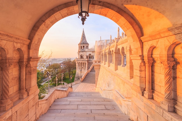 La puerta norte del Bastión de los Pescadores en Budapest, Hungría a la hora de la mañana.