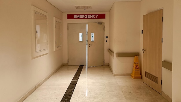 Una puerta del pasillo al departamento de emergencias.