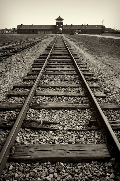 Foto puerta principal y ferrocarril al campo de concentración nazi de auschwitz birkenau