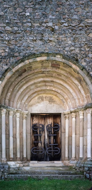 Puerta principal de la iglesia fortificada de Cisnadioara, fortaleza medieval cerca de Sibiu, Transilvania