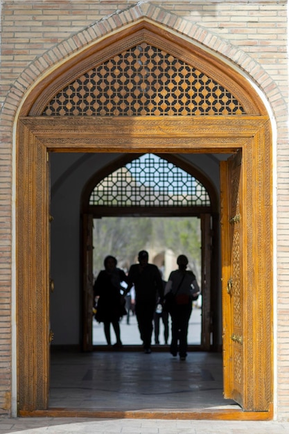 La puerta principal de un lugar de peregrinaje en Bukhara