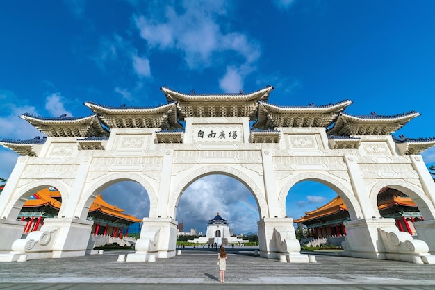 Puerta principal del Salón Conmemorativo Nacional de Chiang Kai-shek en la ciudad de Taipei, Taiwán (el significado del texto chino en el arco es "Plaza de la Libertad")