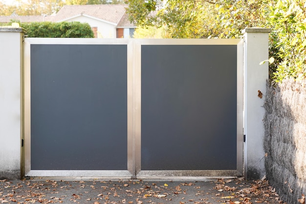 Puerta puerta de diseño gris moderno con parte de pulido de plata de aluminio portal puerta exterior frente a la casa de los suburbios