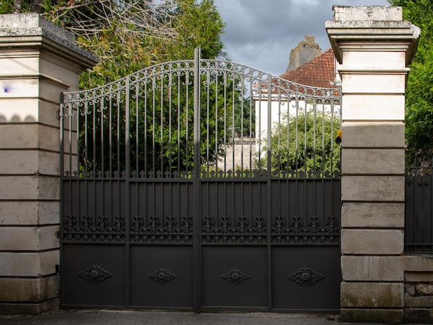 puerta puerta de hierro gris casa muy alta portal europeo clásico de casa suburbana en vista de la calle