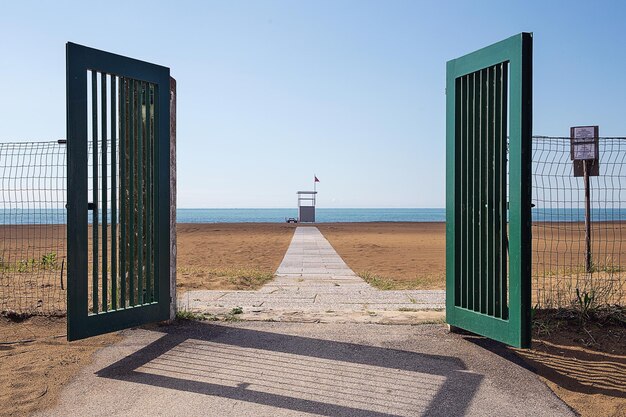 Foto puerta que conduce a la playa