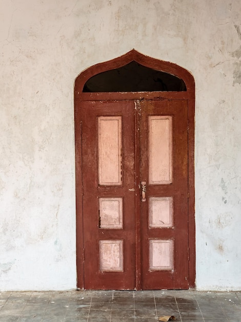 puerta que generalmente se instala en casas antiguas