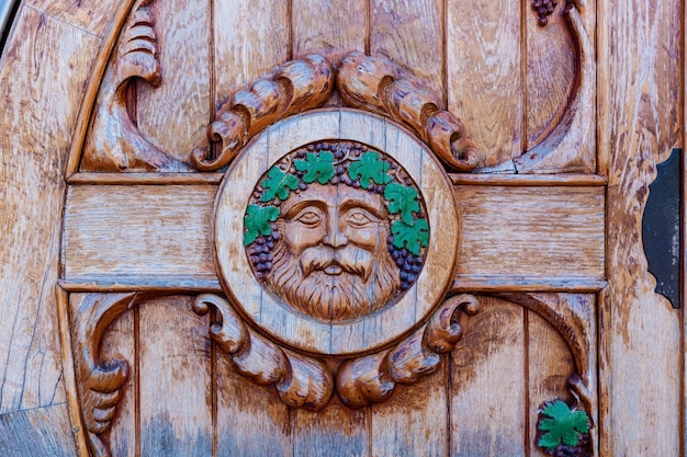 Puerta redonda de madera a la bodega