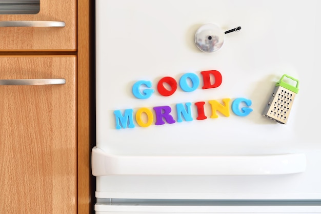 Puerta de refrigeradores con texto colorido Buenos días