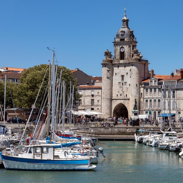 Puerta del reloj en el Vieux Port de La Rochelle Francia