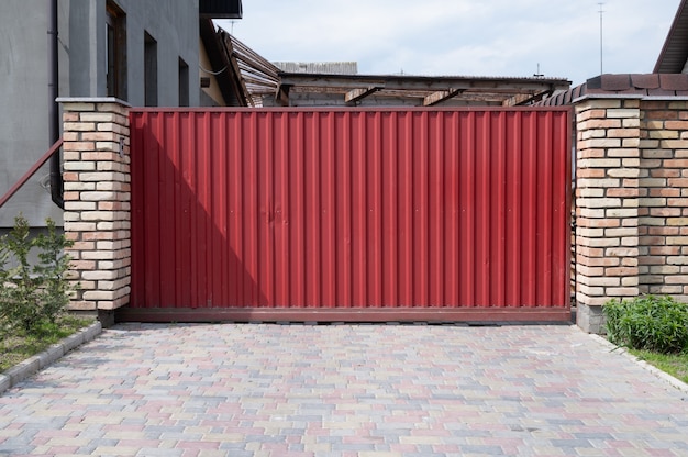 Puerta roja. Edificio residencial privado.