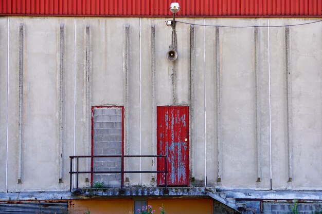 Puerta roja del edificio