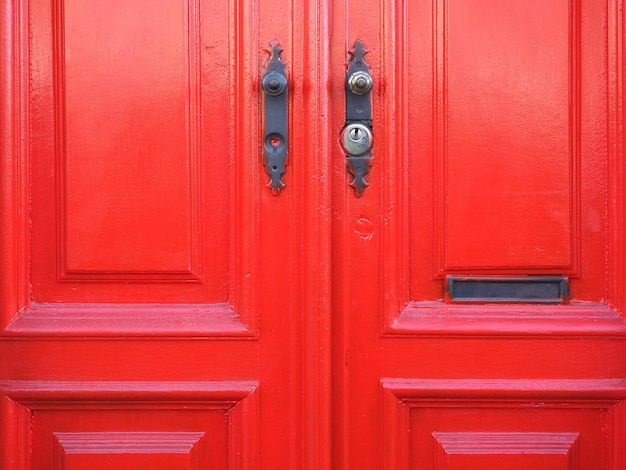 puerta roja tradicional