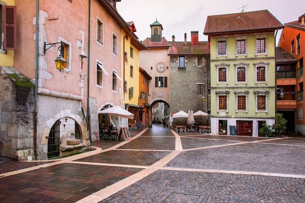 Puerta de sainteclaire con torre de reloj y place sainteclaire en el casco antiguo de annecy, francia